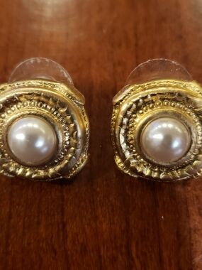 Vtg Gold Tone Pearl Center Rounded Square Button Earrings